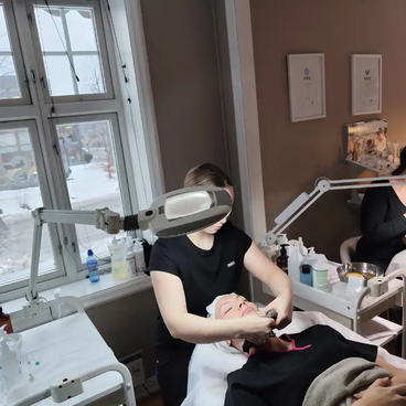 Student øver på hudpleie under Beautyspesialist studiet