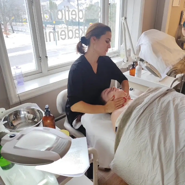 Student ved Beautyspesialist i Moss under hudpleie utdanning