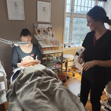 Student ved Beautyspesialist i Moss under hudpleie utdanning Hud og kroppsterapeut