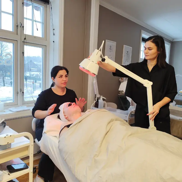 Hudpleie utdanning elever utfører Beautyspesialist