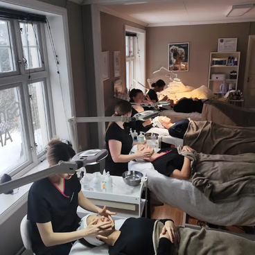 Hudpleie utdanning elever utfører Beautyspesialist