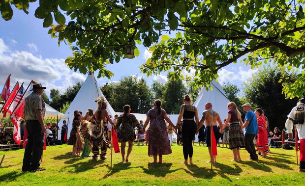 Powwow_24_cirkel_foran_tipier