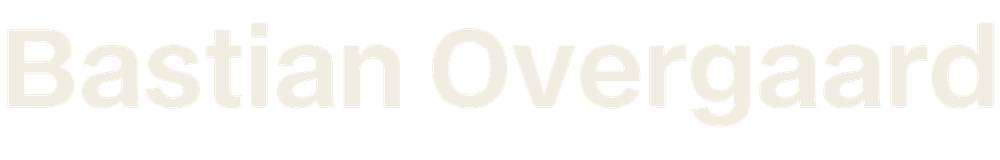 Bastian Overgaard - Logo 2026 - Mørk baggrund - smal