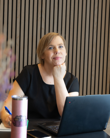 Strategi og Simplero opsætning for onlineforretning – Sarah Eskildsen-Mortensen ved laptop