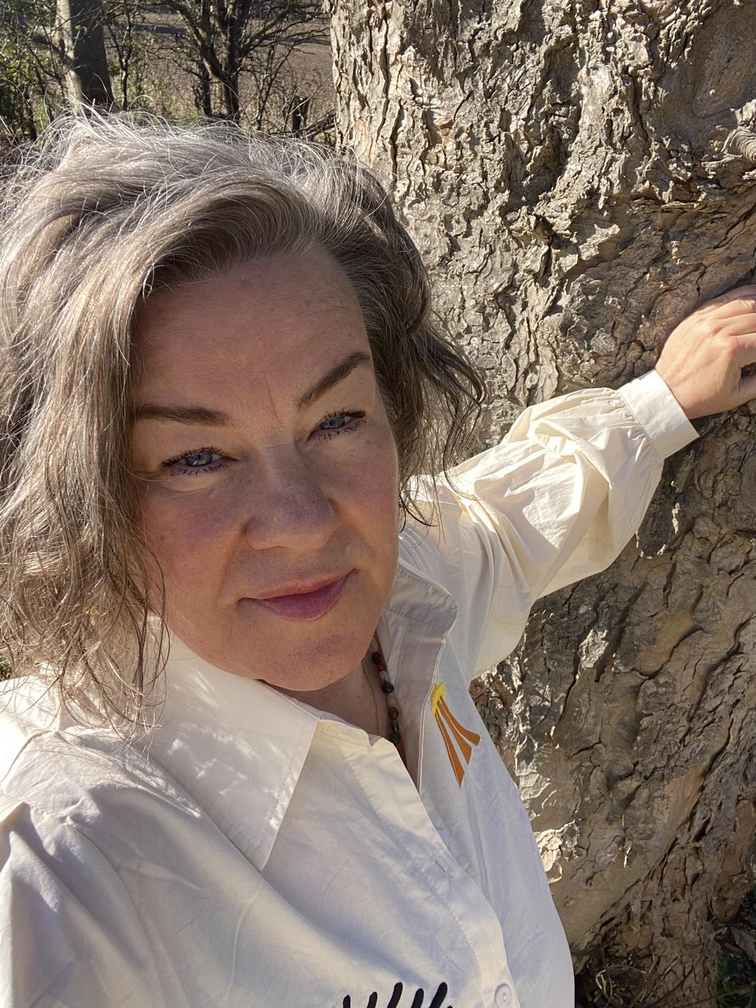 Flora kigger op ved træ