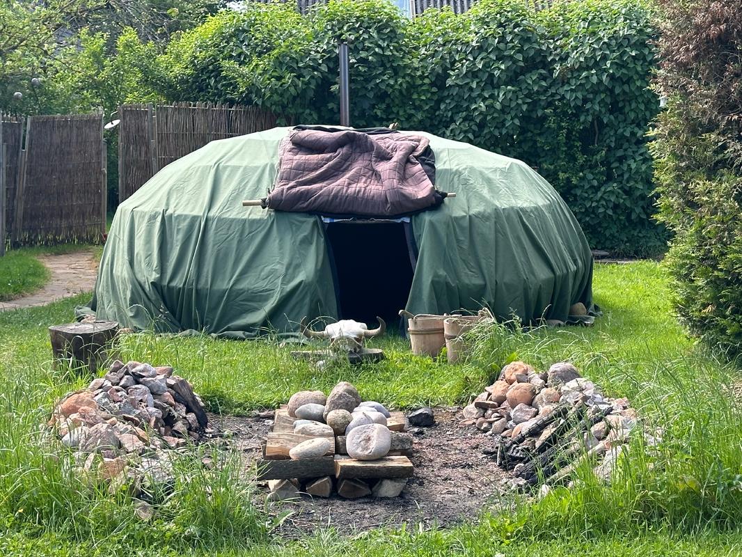 Svedehytte_åben_dør_forår