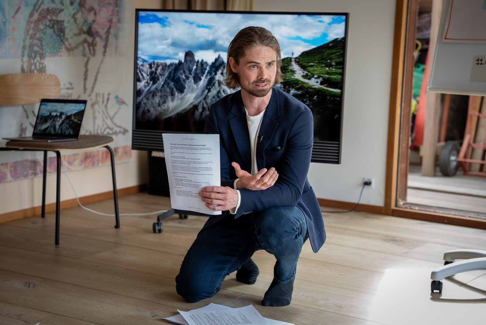 Underviser gennemgår hjernens mekanismer for holdet