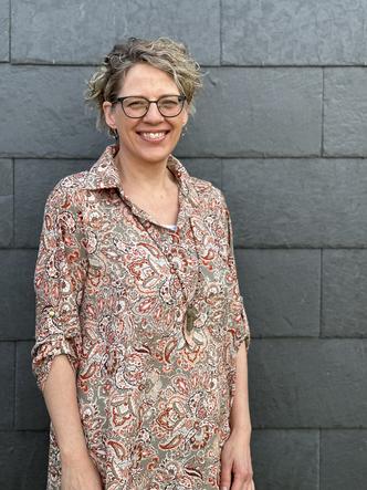 Karina siddende i en gyngestol