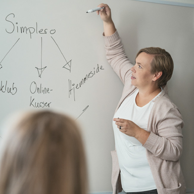 Strategi og Simplero opsætning for onlineforretning – Sarah Eskildsen-Mortensen ved whiteboard