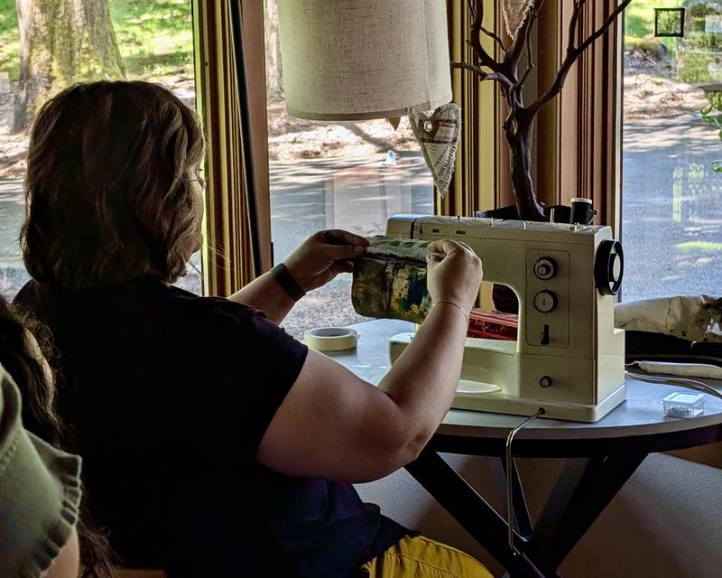 BB creating zipper pouch with sewing machine