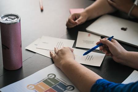 Sarah fra AdminHero arbejder med beslutningssystemer og kundetypekort sammen med en kunde.