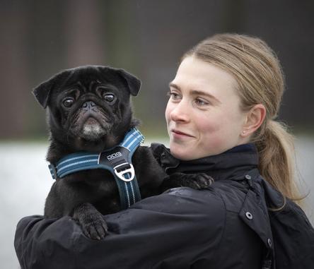 Hundetræner Emilie Borup Preuss med sin hund Saxo