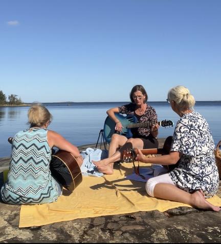 Spela gitarr vid havet