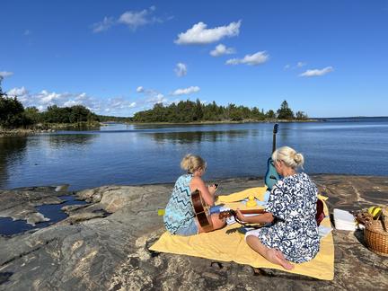Spela gitarr vid havet