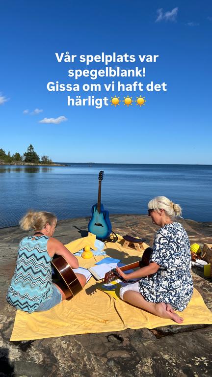 Vår spelplats var spegelblank.