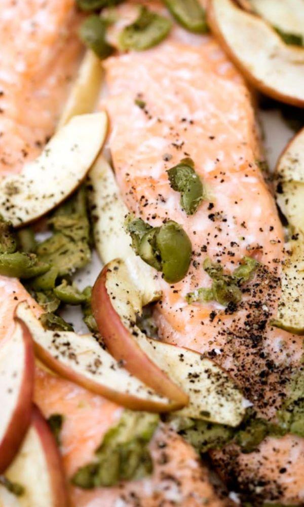 Ovnbagt laks med æbler og olive