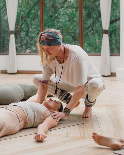 Jordy Jaarsma guiding a student in a private yoga session