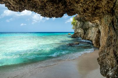 Turquoise sea and white sand beach in Curaçao