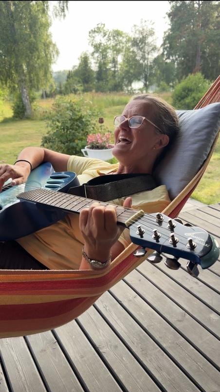 Spela gitarr i hängmattan
