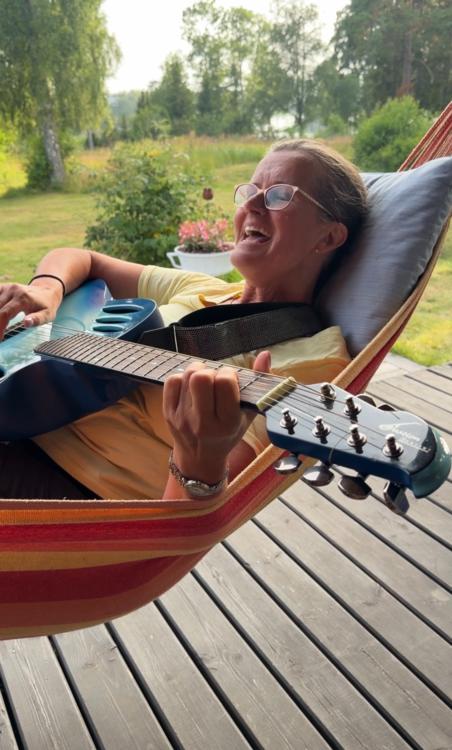 Spela gitarr i hängmattan