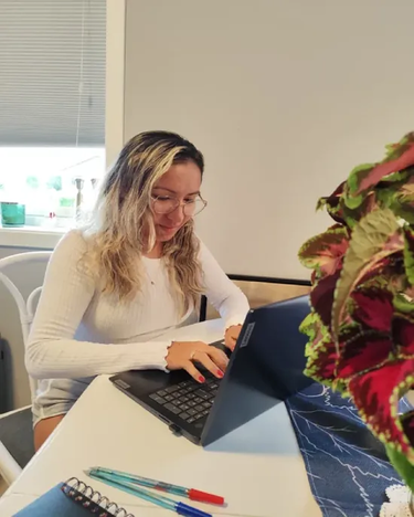 student studerer nettstudie hjemmefra