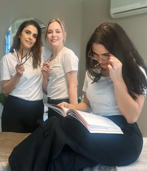 3 smilende kvinner på hudpleieskolen hud og kroppsterapiskolen