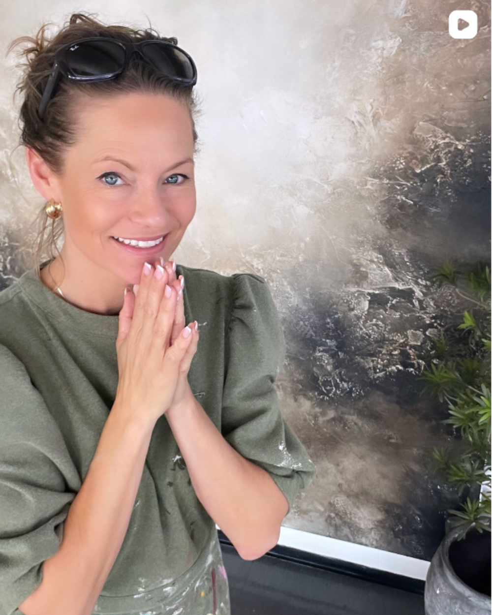 Lena Andersen i atelieret sitt, omgitt av abstrakte malerier
