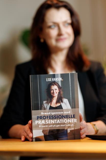 Bogen Professionelle præsentationer fotograferet i et redaktionelt miljø