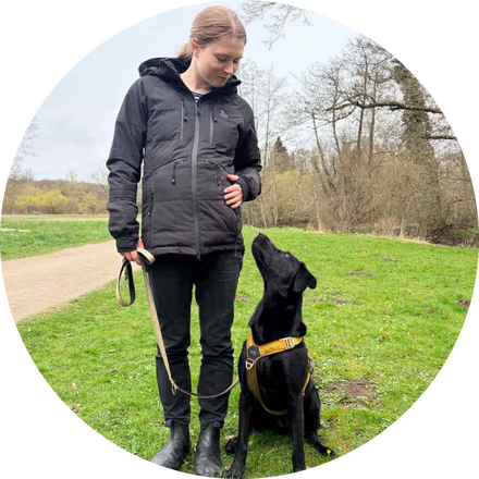 Hundetræner Emilie Borup Preuss og hendes sorte labrador Maggie træner gå pænt i snor, indkald og stopfløjt
