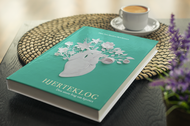 HJERTEKLOG bog v lavendel og kaffekop