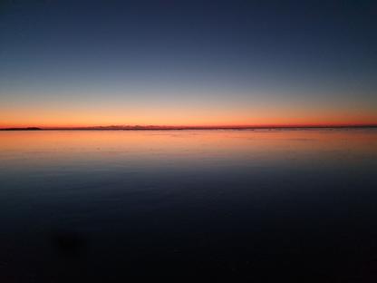 vinter solnedgang over fjorden med is