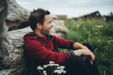 Portræt af Anders Lorentz, tantramassør og breathwork-facilitator hos Lifeforce Garden