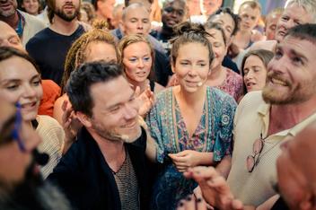 Anders og Kate Aura midt i en gruppe deltagere