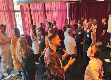 Deltagere taler sammen i par under en workshop på Copenhagen Tantra Festival