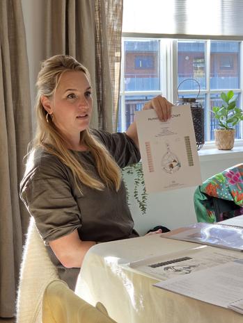 Anne Katballe viser et Human Design chart på grundkurset