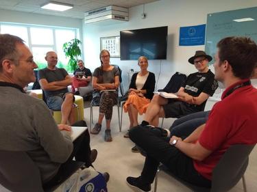 Facilitator samler deltagernes forslagsidéer op på en tavle foran gruppen.
