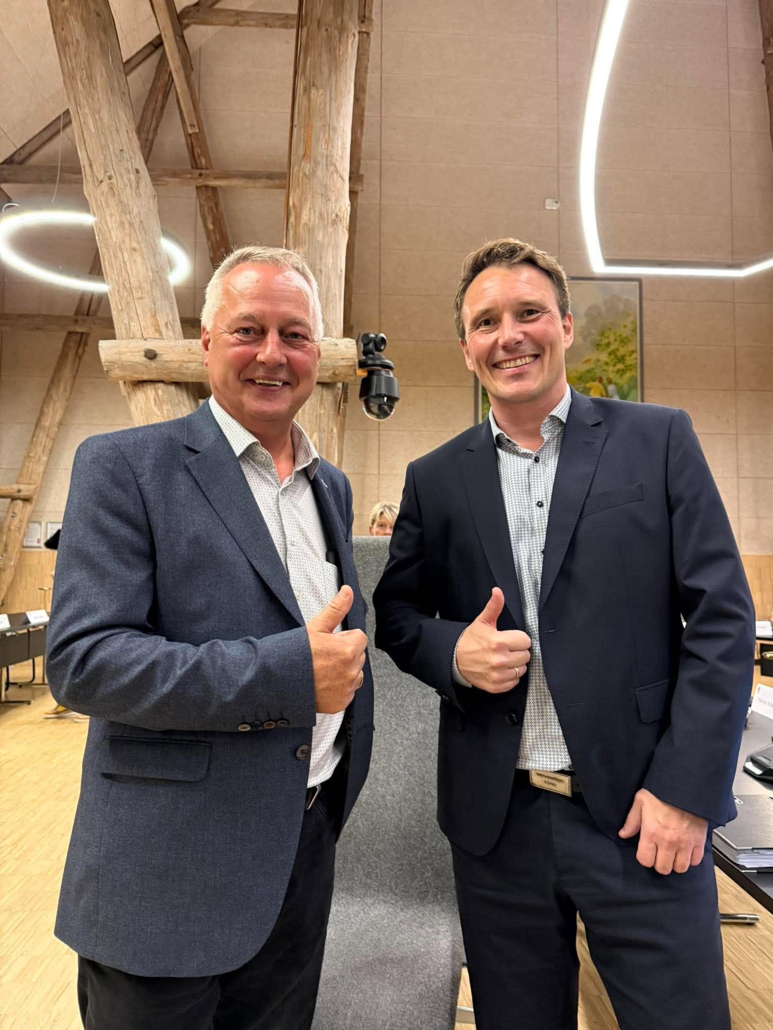 Fra venstre: Ole Roed Jakobsen og Anders Gilberg efter budgetvedtagelsen i Hillerød Kommunalbestyrelse.