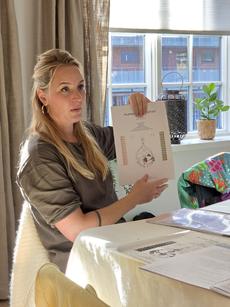 Deltagere samlet om bordet på Human Design grundkursus