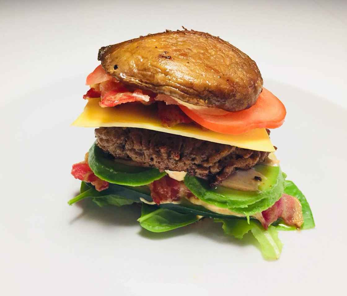 Portobelloburger med avokado og bacon.jpg