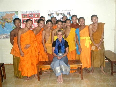 Lärare i tempelskola i Laos.