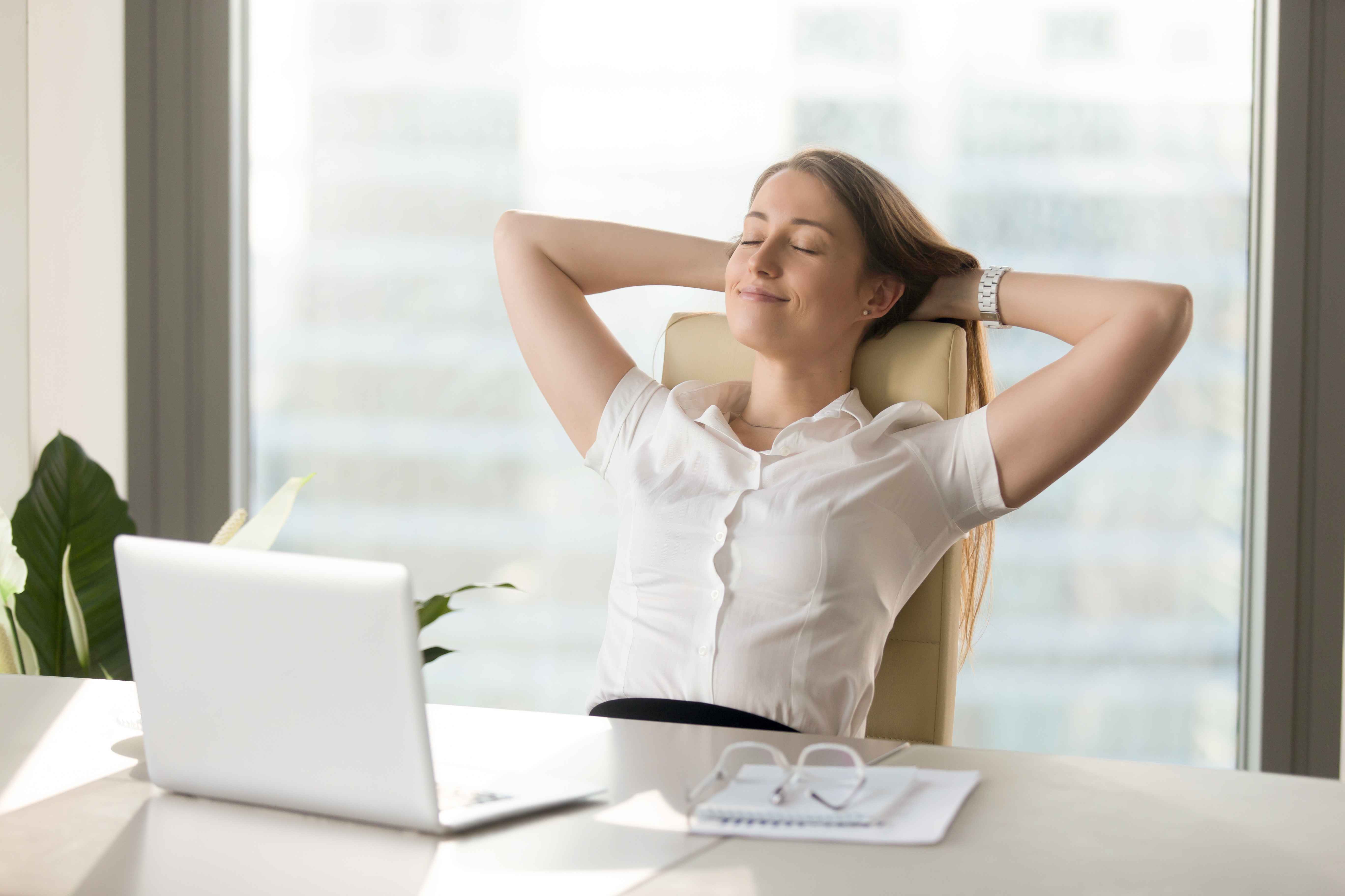 Компанию стресс. Расслабление женщина. Женщина в стрессе. Расслабление в офисе. Женщина отдыхает.