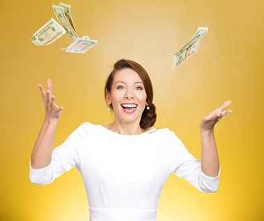 kvinde-gul-baggrund-penge-i-hænder