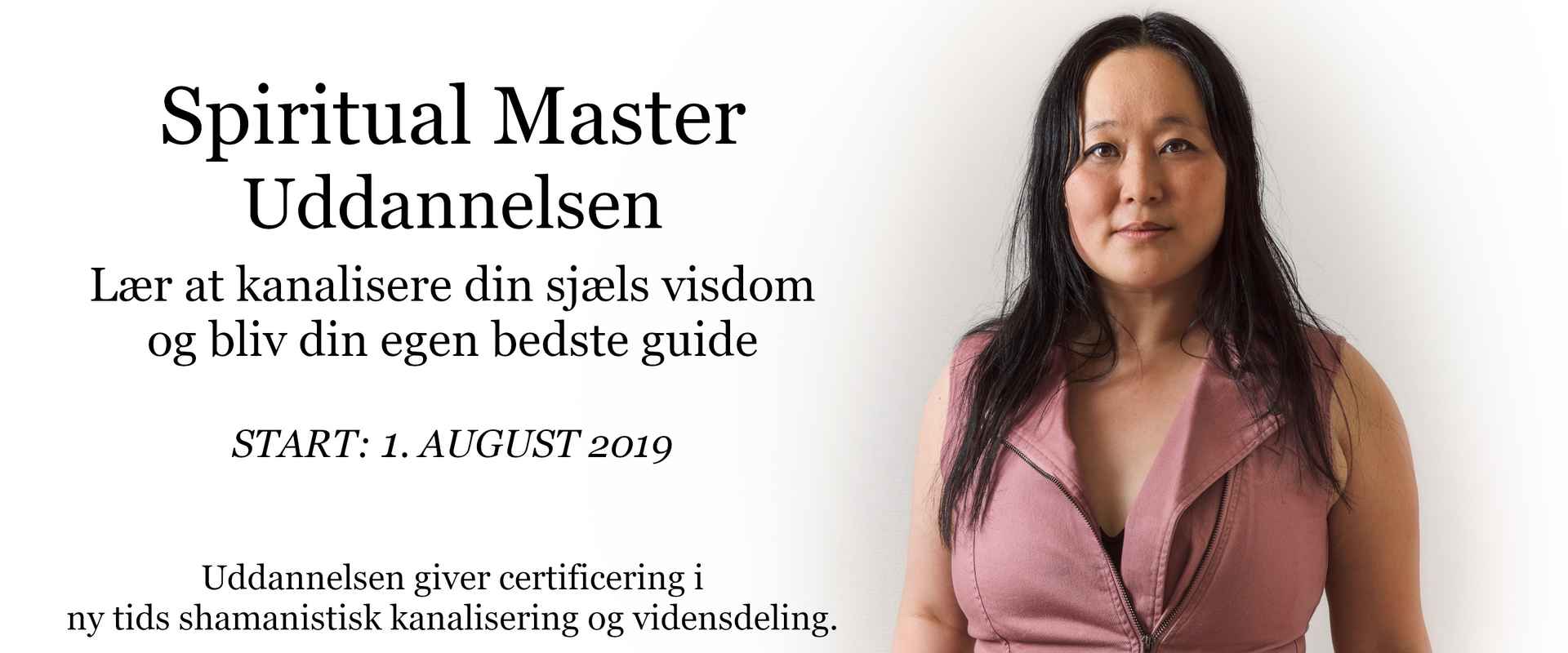 2005-spiritual-master-teaser-header-roed-kjole-hvid-baggrund-tekst-center-visdom-karina-bundgaard-2880x1200