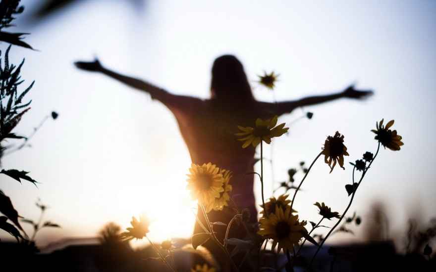 sunset_girl_light_flowers_mood_freedom_Women__1920x1200-1024x640