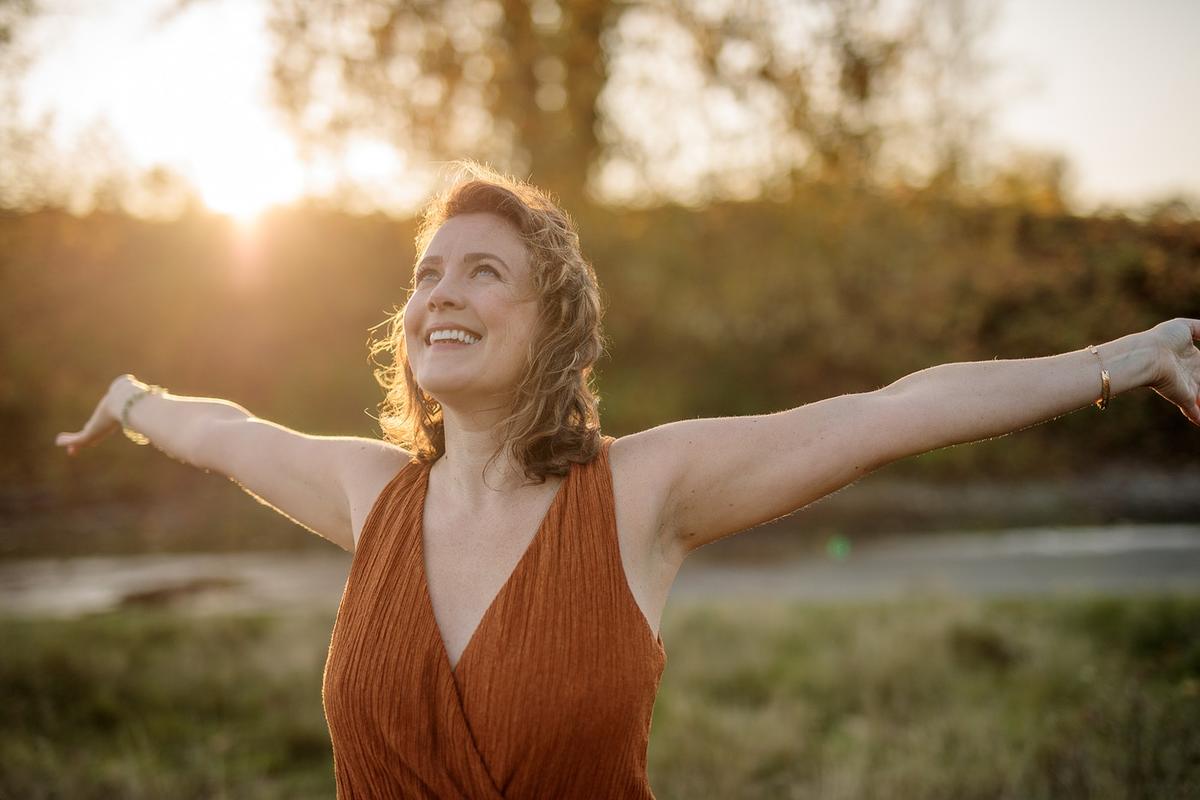 BlueLanternArmsWideOpen