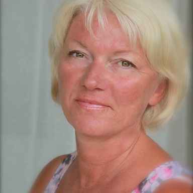 Astrid Dyve - Forfatter og kursdeltaker, som debuterte i 2016 med en novelle på Alea Forlag, og som siden har fått tekster antatt på en rekke forlag.