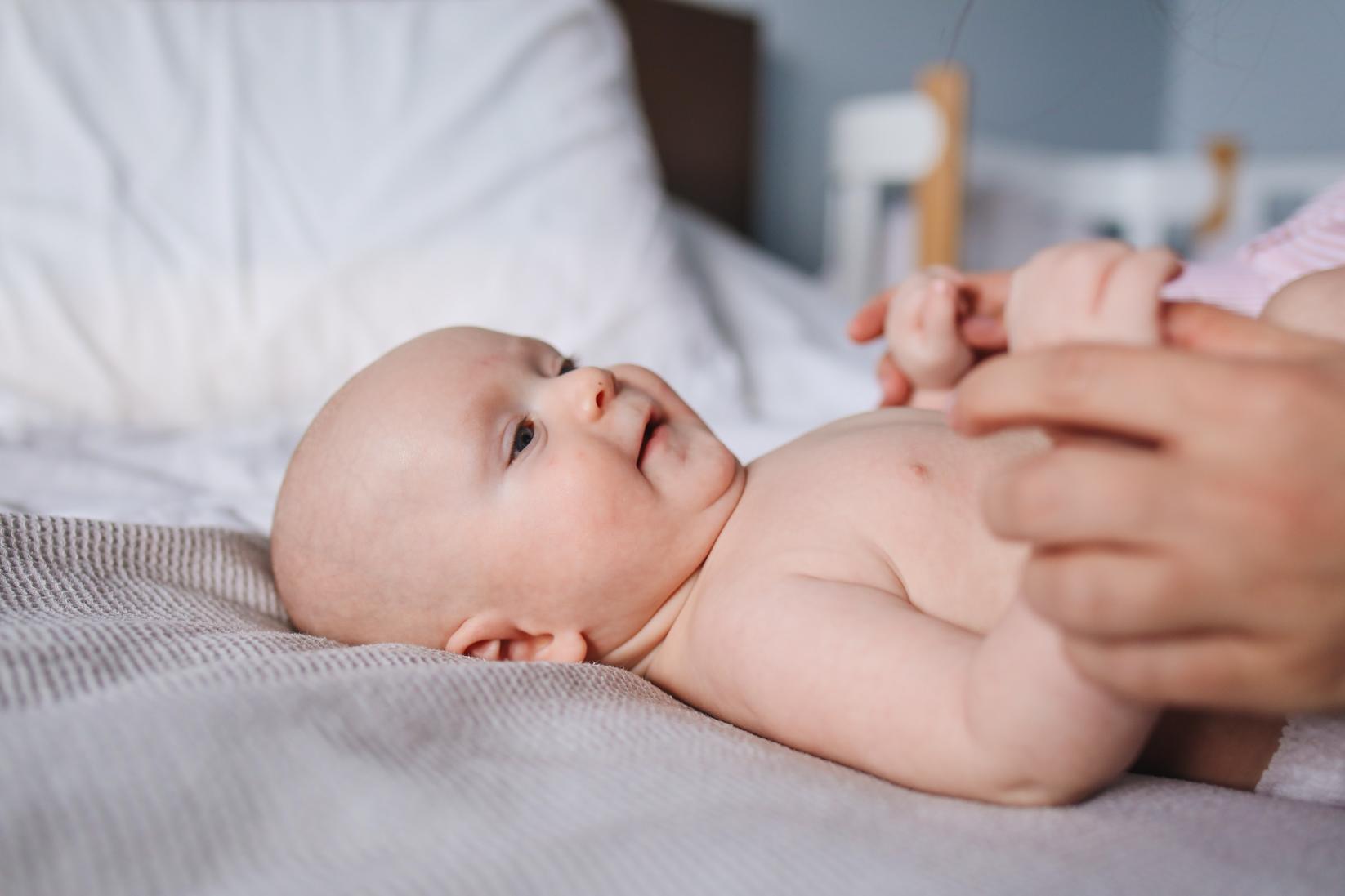 Baby blir massert