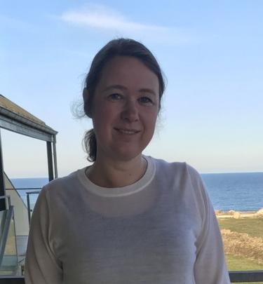 Charlotte L. M. klient hos Mind First, smilende. Arbejder med at forstå mekanismerne bag sin adfærd