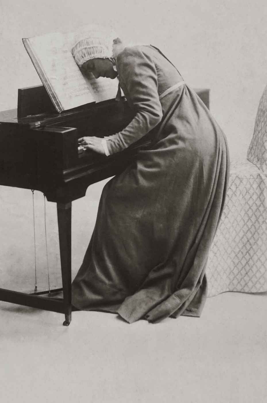 frustrated-woman-playing-piano-3610917