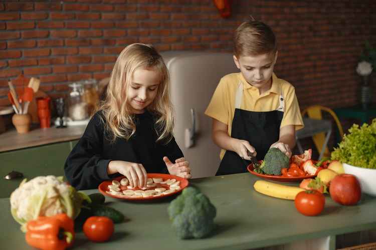 children-slicing-vegetables-3984714